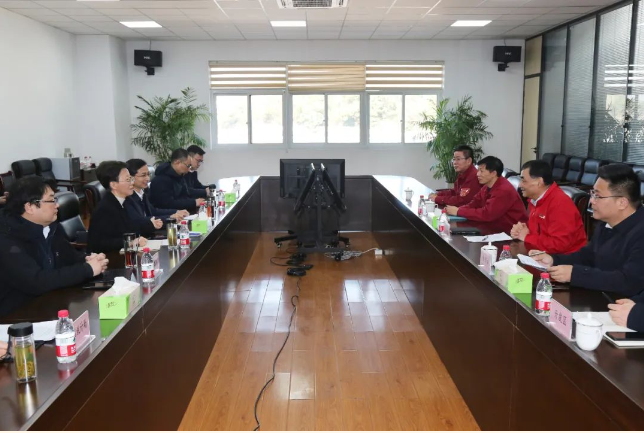 浙江省杭州市富陽區(qū)委書記吳玉鳳前往富陽經(jīng)濟技術(shù)開發(fā)區(qū)，走訪了杭州中策清泉實業(yè)有限公司。