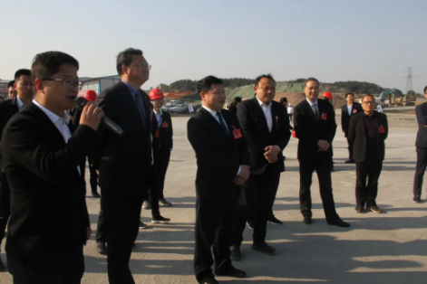 這個項目是在2022年4月由樂平發(fā)改委立項，總投資20.56億元(含超導(dǎo)電炭黑項目)。一期占地246.86畝，建筑面積4.6萬平方米。建設(shè)內(nèi)容包括30000噸/年危廢焚燒線、20000噸/年安全剛性填埋、10000噸/年物化處理和10000噸/年等離子生產(chǎn)以及爐渣、飛灰相關(guān)資源化綜合利用。建成后，該項目可安全處置《國家危險廢物名錄》中所列的46大類危險廢物。