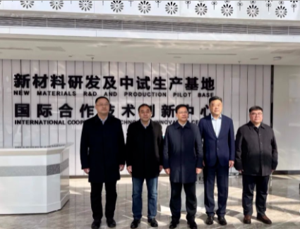 烏海市委書(shū)記唐毅帶領(lǐng)著一行人來(lái)到了青島黑貓研究院。