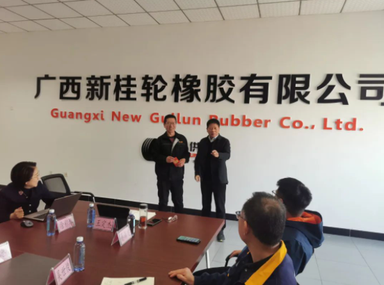 新桂輪公司的全體員工上下一心，抓住市場(chǎng)回暖行業(yè)向好的機(jī)遇，開(kāi)展了“降本增效”為主題的十項(xiàng)改革活動(dòng)，并取得了顯著成果。公司目前產(chǎn)銷(xiāo)兩旺，二月份的銷(xiāo)售業(yè)績(jī)更是創(chuàng)下歷史新高。針對(duì)這一突出表現(xiàn)，公司于2月25日召開(kāi)提案改善表彰大會(huì)，對(duì)入選的十一項(xiàng)合理化建議提案進(jìn)行評(píng)選，并頒發(fā)一二三等獎(jiǎng)。會(huì)上，董事長(zhǎng)王定杰等公司領(lǐng)導(dǎo)為獲得者團(tuán)隊(duì)頒發(fā)了獎(jiǎng)金。