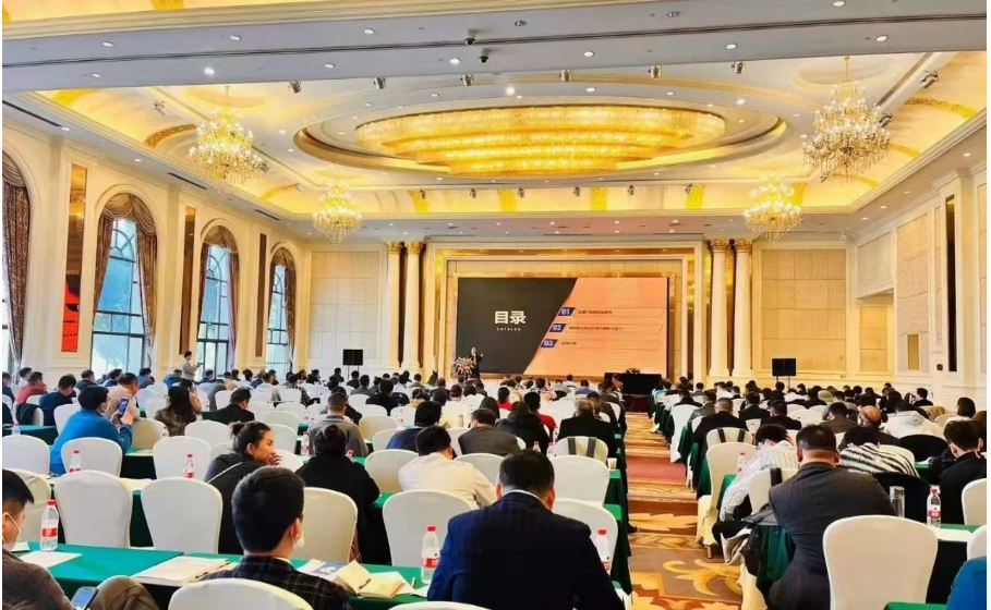 今年三月，2022年全國(guó)塑料著色與色母粒學(xué)術(shù)技貿(mào)信息交流會(huì)暨第二十九屆中國(guó)色母粒行業(yè)年會(huì)在重慶長(zhǎng)壽召開，本次會(huì)議由中國(guó)染料工業(yè)協(xié)會(huì)色母粒專業(yè)委員會(huì)主辦、重慶澳彩新材料股份有限公司、蘇州寶麗迪材料科技股份有限公司等18家中外企業(yè)協(xié)辦。吸引了來(lái)自全國(guó)各地的415名代表參加，涉及到260多家企業(yè)。