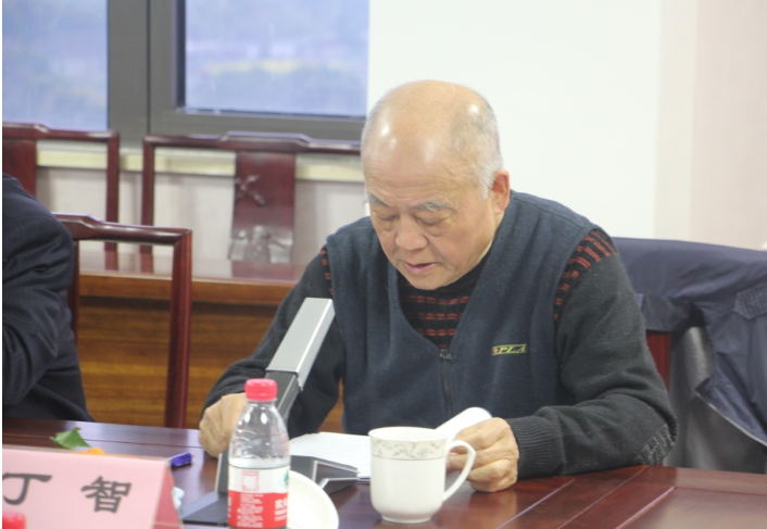 江蘇省涂料行業(yè)協(xié)會(huì)第四屆第一次常務(wù)理事會(huì)暨會(huì)長工作會(huì)在江蘇晨光涂料有限公司五樓會(huì)議室召開。會(huì)議由協(xié)會(huì)秘書長丁智主持，協(xié)會(huì)會(huì)長、副會(huì)長、秘書長17人出席了本次會(huì)議。參加本次會(huì)議的嘉賓有多位企業(yè)董事長、總經(jīng)理等人。