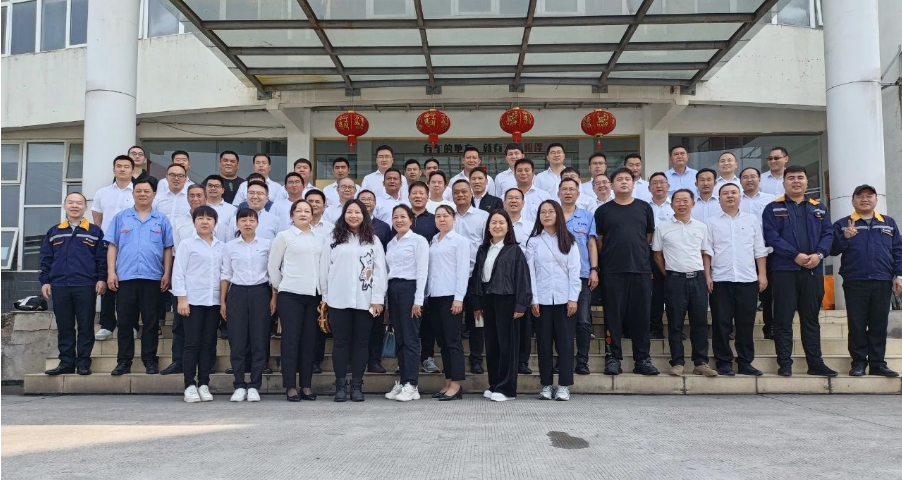 云膠集團阮林光、白進、張學明等領(lǐng)導一行47人赴新桂輪公司參觀交流。新桂輪董事長王定杰帶領(lǐng)公司中高層熱情接待。