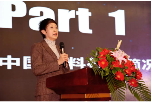 在演講中，孫蓮英呼吁行業(yè)同仁緊抓政策落地，將國家發(fā)展宏偉藍(lán)圖轉(zhuǎn)為企業(yè)施工圖，集中力量推動高質(zhì)量發(fā)展。她強(qiáng)調(diào)，調(diào)查研究是謀事之基、成事之道，企業(yè)應(yīng)多調(diào)查、多研究，持續(xù)加強(qiáng)產(chǎn)品創(chuàng)新以及品牌建設(shè)。同時(shí)，面對多級挑戰(zhàn)和疫情對經(jīng)濟(jì)的影響，企業(yè)可以以“穩(wěn)字當(dāng)頭、穩(wěn)中求進(jìn)，宏觀政策、擴(kuò)大需求、改革創(chuàng)新、防范化解風(fēng)險(xiǎn)”為基本方針。