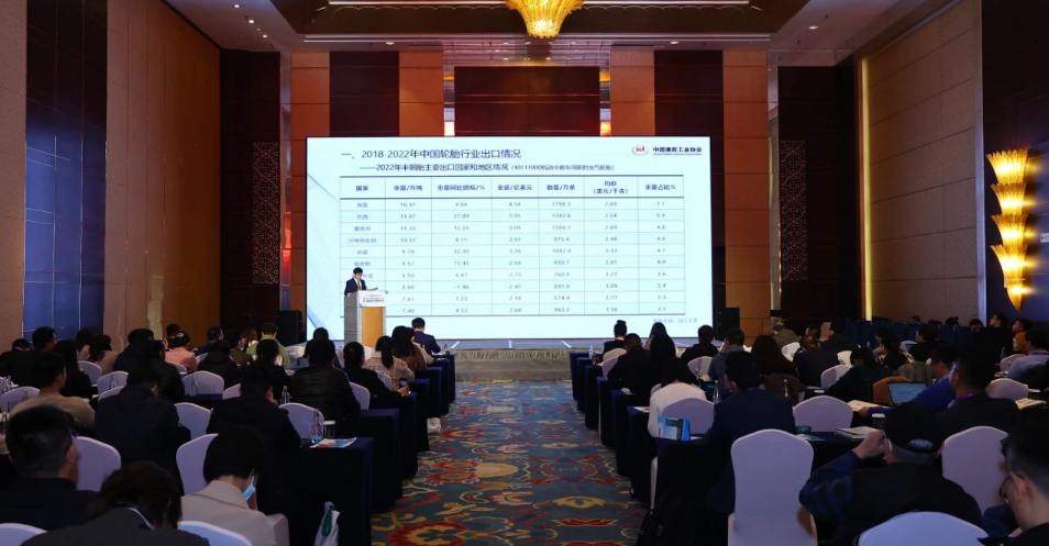 中國橡膠工業(yè)協(xié)會主辦的“2023中國橡膠年會”進入第二天議程。會上，五位發(fā)言人就市場縱覽主題進行了精彩的報告。內(nèi)容涉及我國乘用車替換胎市場需求增速、新能源車滲透率、歐盟及英國TBR“雙反”復(fù)審應(yīng)對、全球OTR輪胎市場展望等。