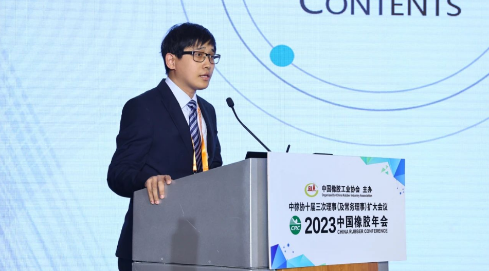 此外，中國橡膠工業(yè)協(xié)會信息會展部主管張祥龍也作了報告。他介紹了近五年來，我國輪胎、膠管膠帶、炭黑和白炭黑等產(chǎn)品，出口主要國家的金額、重量和均價，以及同比變化情況。同時，介紹了2022年中國上述產(chǎn)品出口RCEP國家的情況。