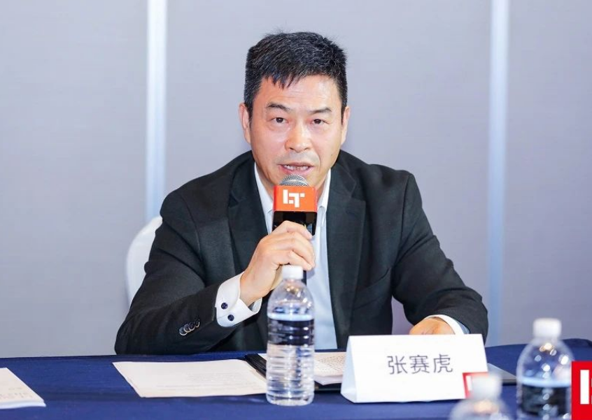 在大會(huì)G20領(lǐng)袖峰會(huì)上，薩馳智能高級(jí)副總裁張賽虎發(fā)表重要演講，向參會(huì)的領(lǐng)導(dǎo)和同仁分享了薩馳智能在智能產(chǎn)線、智慧工廠一站式整體解決方案和服務(wù)方面積累的經(jīng)驗(yàn)，以及未來(lái)的發(fā)展方向和思路。他強(qiáng)調(diào)，薩馳智能將始終堅(jiān)持創(chuàng)新驅(qū)動(dòng)戰(zhàn)略，聚焦高端核心裝備制造、高效供應(yīng)鏈和優(yōu)質(zhì)客戶服務(wù)的數(shù)字化智能產(chǎn)線高質(zhì)量發(fā)展戰(zhàn)略，為更多行業(yè)的企業(yè)邁向數(shù)智物流、實(shí)現(xiàn)數(shù)字化轉(zhuǎn)型提供更好的服務(wù)。