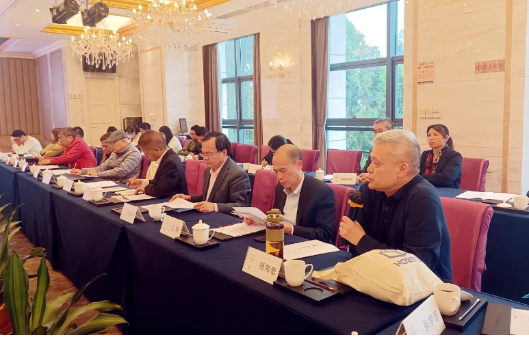 與會理事們就如何為會員企業(yè)賦能、增強會員凝聚力、辦好商會等議題提出了許多一針見血的意見，形成了多個優(yōu)質(zhì)的實施方案，就商會建設(shè)方面達成共識。
