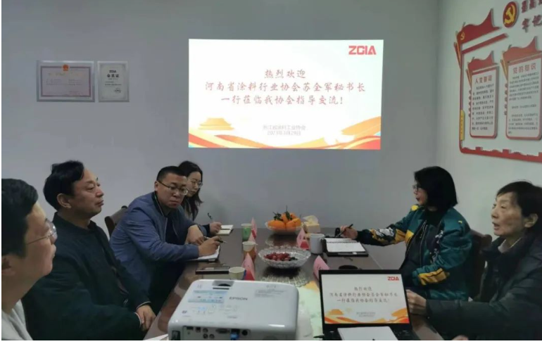 為加強(qiáng)兄弟協(xié)會(huì)之間的溝通，河南省涂料行業(yè)協(xié)會(huì)秘書長蘇全軍一行4人于3月29日下午蒞臨浙江省涂料工業(yè)協(xié)會(huì)走訪學(xué)習(xí)。雙方就理事會(huì)建設(shè)、秘書處管理、服務(wù)政府及團(tuán)體標(biāo)準(zhǔn)等方面進(jìn)行交流，并分享各自的心得體會(huì)。