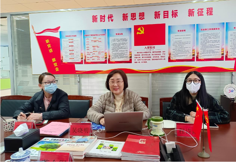 吳曉明秘書長(zhǎng)以PPT的形式對(duì)寧波涂料行業(yè)現(xiàn)狀，協(xié)會(huì)秘書處精細(xì)化管理、如何通過“協(xié)會(huì)服務(wù)平臺(tái)”精準(zhǔn)對(duì)接服務(wù)企業(yè)、團(tuán)體標(biāo)準(zhǔn)工作等內(nèi)容作了介紹和分享，使河南涂協(xié)一行對(duì)協(xié)會(huì)及寧波涂料行業(yè)的發(fā)展進(jìn)行了直觀和深入的了解。