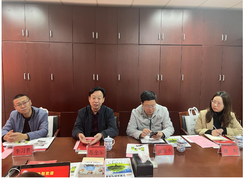河南涂協(xié)蘇全軍秘書長(zhǎng)首先對(duì)吳曉明秘書長(zhǎng)將自身從事協(xié)會(huì)多年的工作經(jīng)驗(yàn)傾囊相授表示感謝，尤其是對(duì)平臺(tái)賦能企業(yè)發(fā)展、精準(zhǔn)服務(wù)企業(yè)、內(nèi)部精細(xì)化管理、黨建工作等方面作了重點(diǎn)介紹深有感受，寧波涂協(xié)務(wù)實(shí)接地氣，在服務(wù)上真正設(shè)身處地的為會(huì)員企業(yè)著想!寧波涂協(xié)的這些工作成績(jī)和經(jīng)驗(yàn)得到河南涂協(xié)一行一致認(rèn)同。