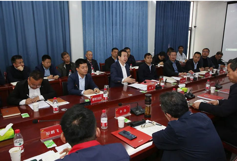 陜西省銅川市市委常委、常務(wù)副市長(zhǎng)黃勇，與山東玲瓏輪胎股份有限公司董事長(zhǎng)、總裁王鋒，進(jìn)行了座談交流。雙方深入交流了玲瓏重點(diǎn)項(xiàng)目推進(jìn)有關(guān)工作。