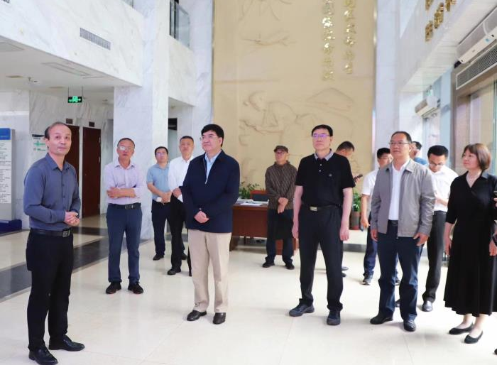 云南省政協(xié)副主席李學(xué)林一行到橡膠所調(diào)研了解海南省天然橡膠產(chǎn)業(yè)發(fā)展情況。中國(guó)熱科院副院長(zhǎng)張以山陪同調(diào)研。