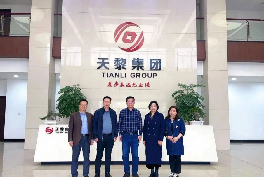 在交流中，李會長強調(diào)，這次協(xié)會走基層，訪實情，共發(fā)力的調(diào)研活動到武漢華中強化輪胎公司后感觸頗深，感謝華中強化輪胎公司為協(xié)會和市場輪胎循環(huán)利用作出的努力和貢獻(xiàn)。