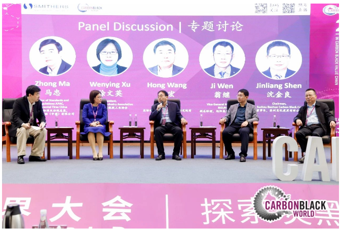 會議開始，大會邀請行業(yè)、炭黑上下游企業(yè)代表參加主題為“‘3060’雙碳目標的背景下，炭黑行業(yè)上下游合作”的專題討論。中國橡膠工業(yè)協(xié)會會長徐文英、青島黑貓新材料研究院有限公司總經(jīng)理王宏、旭陽集團營銷化工事業(yè)部副總經(jīng)理翁繼、蘇州寶化炭黑有限公司董事長沈金良參加討論。該環(huán)節(jié)由大陸馬牌輪胎(中國)有限公司亞太區(qū)標準及法規(guī)總監(jiān)馬忠主持。