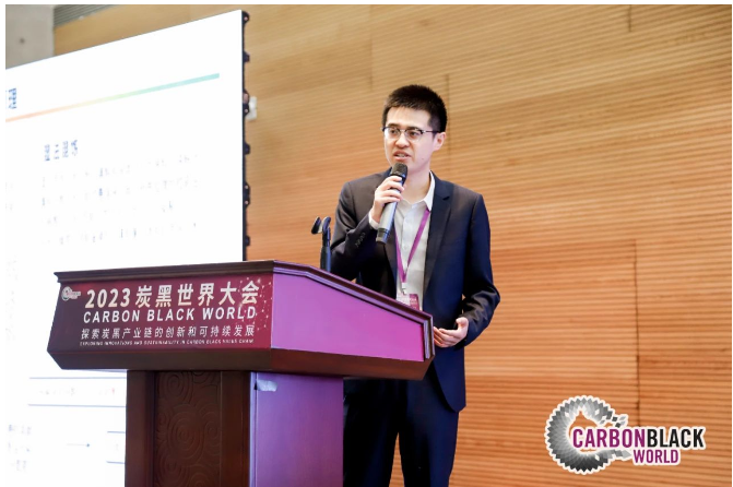青島黑貓?zhí)亢谘邪l(fā)主任工程師、高級工程師安魯作了以《炭黑/橡膠納米復(fù)合母膠在輪胎中的應(yīng)用》的報告。