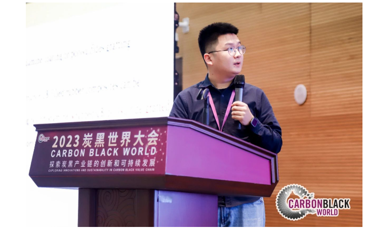 華南理工大學(xué)材料科學(xué)與工程學(xué)院郭寶春教授團隊汪冬博士，受院長郭寶春委托，作了題為《橡膠/炭黑納米復(fù)合材料的界面調(diào)控與性能研究》的報告，報告介紹了通過界面調(diào)控改善炭黑在橡膠基體分散，提高界面相互作用的各種新方法和相關(guān)的機理，旨在制備出高性能兼具低滯后的橡膠/炭黑復(fù)合材料。