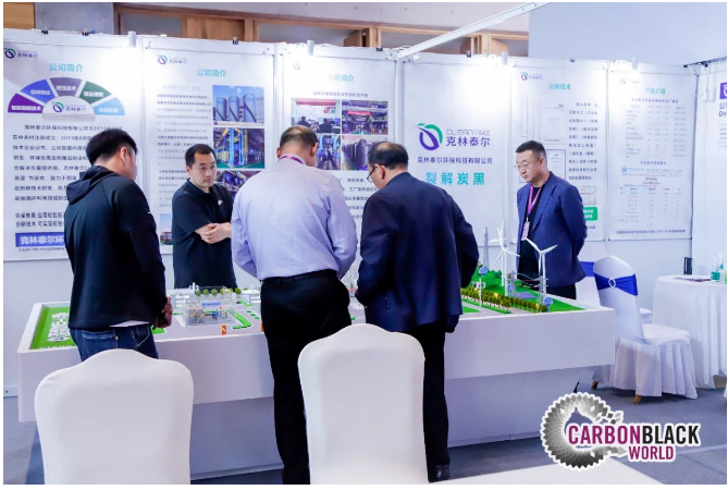 會議現(xiàn)場布置了展覽區(qū)，多家炭黑上下游企業(yè)布展，吸引了參會人員會議間隙前往洽談交流。
