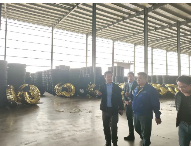 張永彬、余欣海深入兩家輪胎工廠，詳細了解實際運行情況。