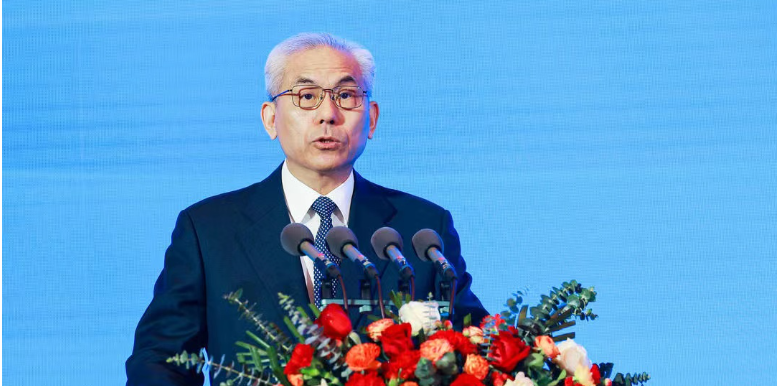 最后，中國涂料工業(yè)協(xié)會會長劉普軍希望以此次大會為新的契機(jī)，凝聚全行業(yè)力量，形成共識，攜手共進(jìn)，加快實(shí)施全行業(yè)創(chuàng)新驅(qū)動發(fā)展戰(zhàn)略，推動中國式現(xiàn)代化在涂料行業(yè)全面發(fā)展，為中華民族的偉大復(fù)興，共同譜寫新時代中國涂料行業(yè)更加燦爛輝煌美好的明天。