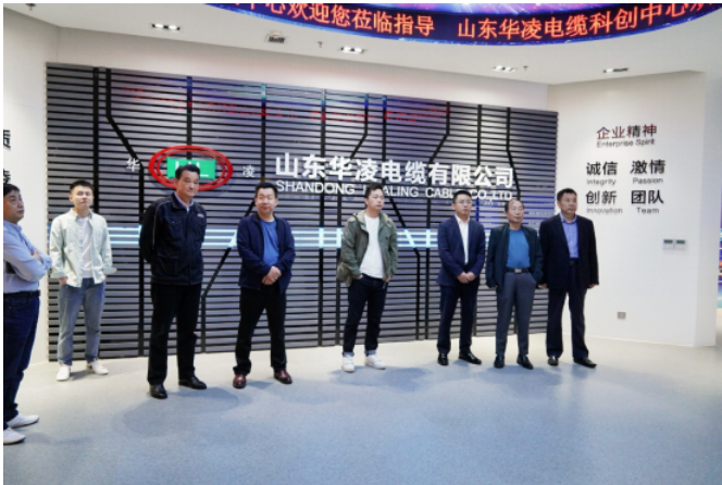 在山東華凌電纜有限公司，交流團(tuán)一行人首先參觀了電纜展廳。華凌電纜副董事長(zhǎng)王兆波為大家介紹了華凌電纜的發(fā)展歷程、人才培育、產(chǎn)品研發(fā)及企業(yè)榮譽(yù)等情況。