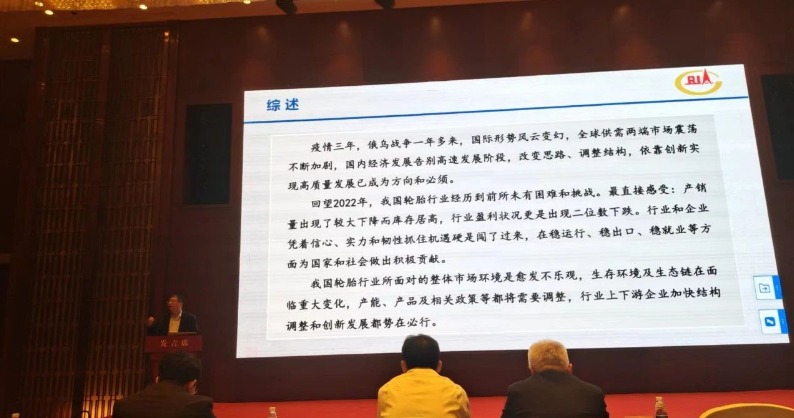 史一鋒指出，中國輪胎做大，并實現(xiàn)全球第一，離不開中國橡機行業(yè)的發(fā)展和支撐。下一步中國輪胎行業(yè)實現(xiàn)做強仍需要橡機行業(yè)再發(fā)力，需要雙方更緊密的合作來實現(xiàn)創(chuàng)新突破。