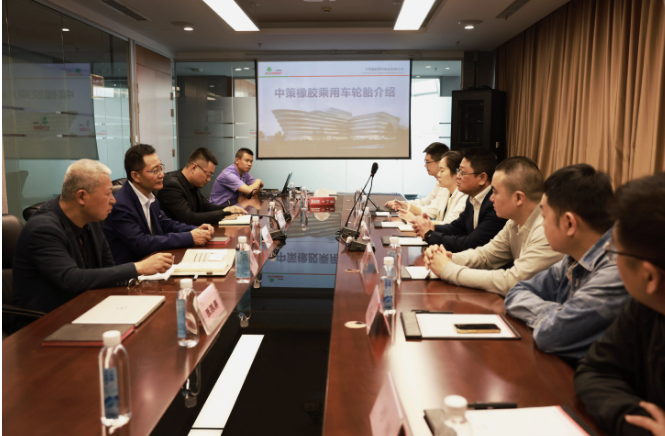 葛總在會晤中表示，中策橡膠集團(tuán)是長安汽車的長期戰(zhàn)略合作伙伴，也是民族品牌陣營中的好伙伴、好戰(zhàn)友，2022年我們?nèi)〉昧溯喬テ髽I(yè)全球排名第八，中國排名第一的優(yōu)異成績，這樣的成績?nèi)〉秒x不開像長安汽車這樣的戰(zhàn)略伙伴的支持與信任。