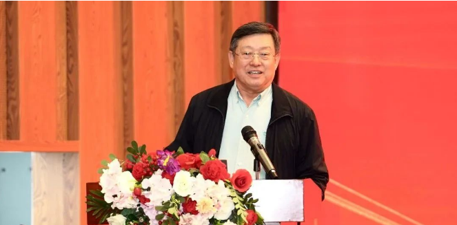王曉方在發(fā)言中表示，每次來(lái)到國(guó)橡中心，都會(huì)被這里蓬勃向上的精神所鼓舞。中心自成立以來(lái)，通過(guò)不斷創(chuàng)新探索，推動(dòng)世界橡膠行業(yè)持續(xù)向前。此次中心第四次工作會(huì)議，從基礎(chǔ)研究、人才培養(yǎng)到制度管理，都做了全方位的部署，對(duì)于指導(dǎo)下一步工作開(kāi)展具有重要意義。他希望接受聘書(shū)的同事要勇于承擔(dān)責(zé)任，發(fā)揮和繼承中心傳統(tǒng)的奮斗精神。同時(shí)，希望大家要有團(tuán)隊(duì)精神，相互配合、相互加持。今天中心取得的成就，就是大家共同努力的成果。