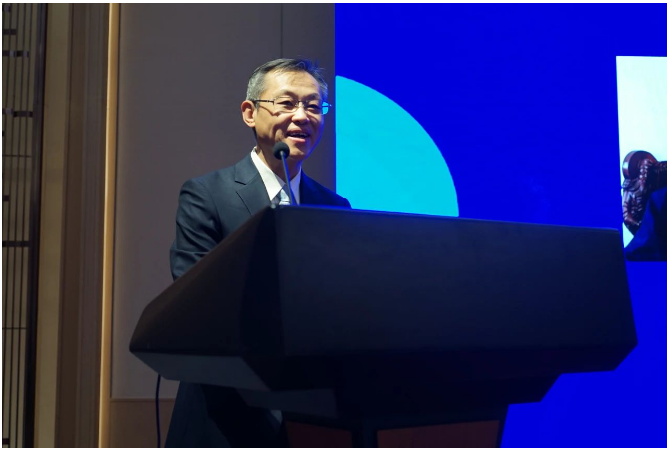 天津中和膠業(yè)股份有限公司董事長馮運表示，當前，全球疫情影響減弱，國內經(jīng)濟復蘇，但接踵而至的國際貿(mào)易保護主義抬頭、國內經(jīng)濟復蘇乏力、原材料價格上下波動等，都給橡膠制品行業(yè)帶來了很大挑戰(zhàn)，可以說不確定性是這個時期唯一的確定性。在這個充滿不確定的時期，混煉膠產(chǎn)業(yè)面臨更多問題，同時也有著更多的機遇，更有責任為整個行業(yè)的轉型升級作出應有的貢獻。馮運建議企業(yè)通過協(xié)會搭建的平臺，發(fā)揮各自的優(yōu)勢，攜手上下游行業(yè)，立足當前，面向未來，深度探討產(chǎn)業(yè)鏈的創(chuàng)新發(fā)展之路，為行業(yè)發(fā)展注入新的活力，共同推動行業(yè)的高質量發(fā)展。