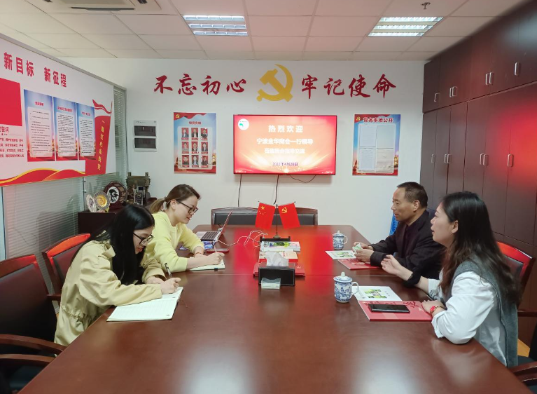 蔣進兒執(zhí)行秘書長一行還參觀了寧波涂協的協會文化墻、服務平臺宣傳欄、組織架構、秘書處工作動態(tài)等。本次交流使雙方收獲頗多，雙方在交流中都表示希望日后能多溝通多交流，相互學習，不斷提升自身服務水平。