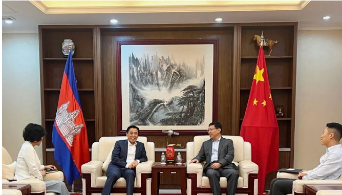 中國國橡中心主任袁仲雪在柬埔寨金邊拜訪了中國駐柬埔寨大使王文天。