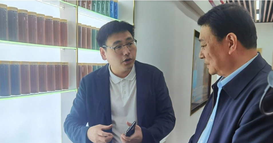 在座談會(huì)結(jié)束后，劉會(huì)長(zhǎng)在單淼總經(jīng)理的陪同下參觀了宇星科技的展示廳和智能示范車間。宇星科技作為高端氧化鐵制造商，近年來(lái)在高端涂料應(yīng)用方面取得了突破，推出了一系列創(chuàng)新產(chǎn)品，包括高著色強(qiáng)度氧化鐵、低吸油量氧化鐵和易分散氧化鐵。這些成果離不開宇星科技與江南大學(xué)等高校的緊密合作。宇星科技始終強(qiáng)調(diào)科技創(chuàng)新的重要性，與高校開展產(chǎn)學(xué)研合作，加強(qiáng)原創(chuàng)性和引領(lǐng)性科技攻關(guān)，促進(jìn)科技成果的轉(zhuǎn)化和產(chǎn)業(yè)化水平的提高。