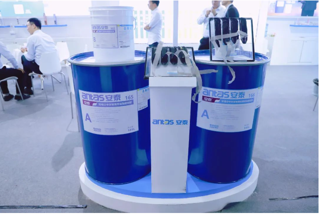 集泰股份的展位熱鬧非凡，吸引了中國建筑玻璃與工業(yè)玻璃協(xié)會領(lǐng)導以及來自武漢、河南、廣東、山東、四川、重慶等多省市的參觀團隊的到訪。他們與集泰股份工程產(chǎn)品銷售部的領(lǐng)導進行了深入交流和詳細參觀。