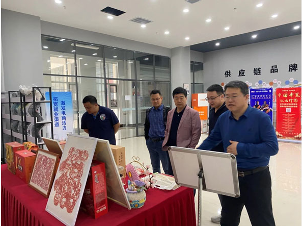 考察團(tuán)一行還參觀了學(xué)校創(chuàng)新創(chuàng)業(yè)中心的直播電商基地，對該基地的設(shè)施和實(shí)踐環(huán)境給予了高度評價(jià)。他們認(rèn)為該基地為學(xué)生提供了實(shí)踐和創(chuàng)新的平臺(tái)，有助于培養(yǎng)創(chuàng)業(yè)精神和實(shí)際操作能力。