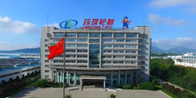 葉露中表示，六安市目前正處于綠色振興趕超發(fā)展的關(guān)鍵時期，企業(yè)在我市落戶產(chǎn)業(yè)項目，六安市將一如既往地提供優(yōu)質(zhì)的服務(wù)，并進一步加強在項目選址、用地和設(shè)施配套等方面的要素支撐，以推動項目的早期建設(shè)、早期投產(chǎn)和早期效益實現(xiàn)。也希望企業(yè)充分發(fā)揮自身優(yōu)勢，積極推介上下游配套企業(yè)到六安市考察指導、投資興業(yè)，實現(xiàn)互利共贏，同時支持革命老區(qū)經(jīng)濟社會的高質(zhì)量發(fā)展。