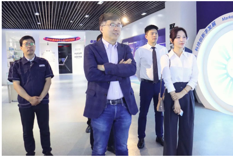 華凌電纜引進(jìn)了白俄羅斯國家科學(xué)院高分子材料技術(shù)，進(jìn)行成果轉(zhuǎn)化和市場化應(yīng)用，填補(bǔ)了國內(nèi)高端技術(shù)和新材料領(lǐng)域的空白，這一舉措得到了考察團(tuán)的一致贊賞。