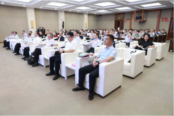 本次洽談會的成功舉辦進(jìn)一步凝聚了橡膠輪胎和新材料產(chǎn)業(yè)的人才和智力資源，促進(jìn)了學(xué)術(shù)界與產(chǎn)業(yè)界的深度合作。通過專家學(xué)者與企業(yè)負(fù)責(zé)人的面對面交流和合作對接，有助于加快科技成果的轉(zhuǎn)化和應(yīng)用，推動行業(yè)的創(chuàng)新發(fā)展。