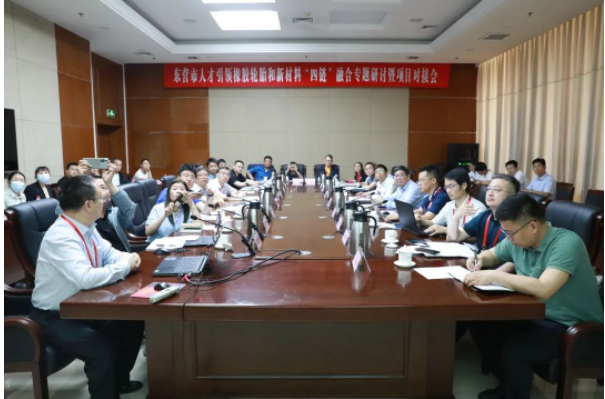 值得一提的是，俄羅斯自然科學(xué)院外籍院士、青島市政協(xié)副主席、青島科技大學(xué)教授、原副校長劉光燁，華南理工大學(xué)教授、聚合物新型成型裝備國家工程研究中心常務(wù)副主任何和智(中國工程院院士瞿金平代表)，青島科技大學(xué)廣饒橡膠工業(yè)研究院院長林廣義以及山東華盛橡膠有限公司總經(jīng)理趙瑞青共同為國家級先進(jìn)橡膠材料與高端綠色輪胎研究院(籌)揭牌。與會專家還作了專題報告。