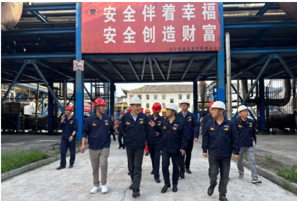 會議結(jié)束后，盛旺喜一行還實(shí)地考察了濟(jì)寧黑貓公司的黨建活動(dòng)室、炭黑車間、儲運(yùn)中心、動(dòng)力車間和精制車間等地，詳細(xì)了解了生產(chǎn)管理、工藝控制和設(shè)備運(yùn)行等情況。與此同時(shí)，他們還考察了時(shí)聯(lián)黑貓投資項(xiàng)目的運(yùn)營情況，并就下一步的工作提出了具體要求。