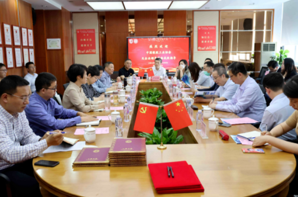 上海大學(xué)與中國(guó)橡膠工業(yè)協(xié)會(huì)輪胎分會(huì)戰(zhàn)略合作簽約儀式在上海大學(xué)環(huán)境與化學(xué)工程學(xué)院成功舉行。這次校地企強(qiáng)強(qiáng)聯(lián)合的合作將推動(dòng)產(chǎn)業(yè)鏈和創(chuàng)新鏈的深度融合。
