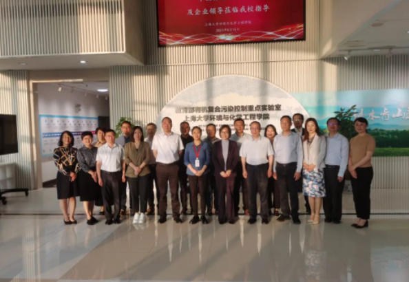 此次上海大學(xué)與中國(guó)橡膠工業(yè)協(xié)會(huì)輪胎分會(huì)的戰(zhàn)略合作簽約儀式為兩者的合作關(guān)系奠定了堅(jiān)實(shí)的基礎(chǔ)。雙方的交流與合作將進(jìn)一步推動(dòng)橡膠行業(yè)的環(huán)境保護(hù)和技術(shù)創(chuàng)新，促進(jìn)產(chǎn)業(yè)鏈和創(chuàng)新鏈的深度融合，為橡膠行業(yè)的可持續(xù)發(fā)展注入更多動(dòng)力。