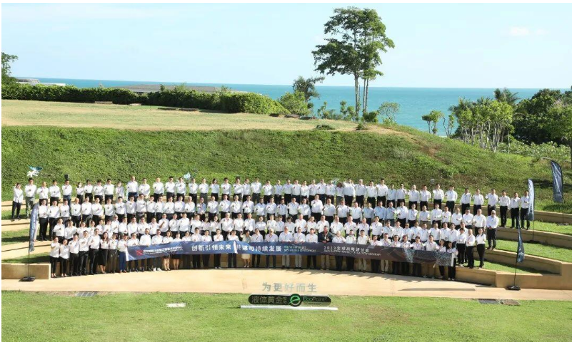 國橡中心2023全球戰(zhàn)略研討會于日前在泰國羅勇成功舉行。會議聚集了國橡中心產(chǎn)業(yè)鏈相關(guān)負(fù)責(zé)人，共同探討以創(chuàng)新為動力、促進(jìn)產(chǎn)業(yè)鏈協(xié)同、實(shí)現(xiàn)可持續(xù)發(fā)展的途徑。