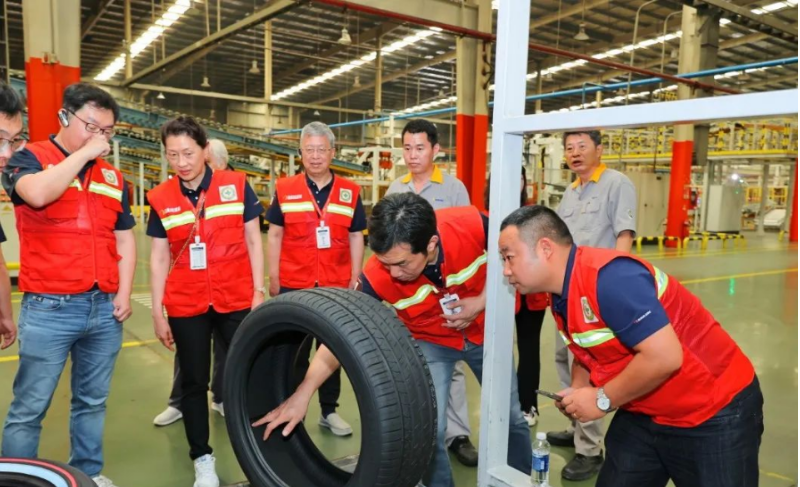 會議前，與會人員先后參觀了賽輪柬埔寨工廠和越南生產(chǎn)基地，深入了解了賽輪集團(tuán)的生產(chǎn)實(shí)力和區(qū)域布局。據(jù)了解，在會上，賽輪集團(tuán)董事長劉燕華總結(jié)了賽輪的獨(dú)特優(yōu)勢及其背后的根源，并對企業(yè)未來戰(zhàn)略目標(biāo)的實(shí)現(xiàn)路徑進(jìn)行了規(guī)劃。
