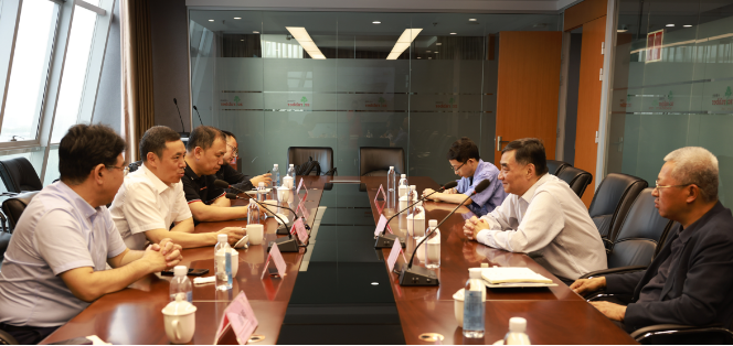 據(jù)了解，考察團由北汽集團黨委常委、副總經(jīng)理蔣自力和北汽福田汽車集團采購副總裁張志亮率領，還有其他北汽集團和福田汽車集團的高層領導成員，以及相關部門的負責人和隨行人員。