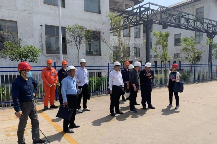 山東省生態(tài)環(huán)境廳應急與輿情處二級調研員郭振寶率領督導組到濟寧黑貓，開展了一次生態(tài)環(huán)境安全風險督導工作。此次督導活動得到了濟寧市生態(tài)環(huán)境局金鄉(xiāng)縣分局局長李俊濤、園區(qū)管委會副主任李登華以及濟寧黑貓相關領導的陪同。