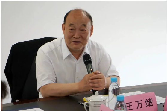 會(huì)議上，王萬(wàn)緒理事長(zhǎng)在講話中強(qiáng)調(diào)了統(tǒng)計(jì)在油墨行業(yè)發(fā)展中的重要性和意義。他指出，統(tǒng)計(jì)工作已經(jīng)連續(xù)開(kāi)展了30多年，詳細(xì)記錄了我國(guó)油墨工業(yè)的發(fā)展歷程，見(jiàn)證了我國(guó)油墨工業(yè)的轉(zhuǎn)型和快速發(fā)展。他對(duì)行業(yè)統(tǒng)計(jì)分析中心的工作提出了期望，希望逐步提高統(tǒng)計(jì)工作的時(shí)效性、準(zhǔn)確性、覆蓋面和數(shù)據(jù)分析深度，為行業(yè)發(fā)展提供有效的數(shù)據(jù)支撐。