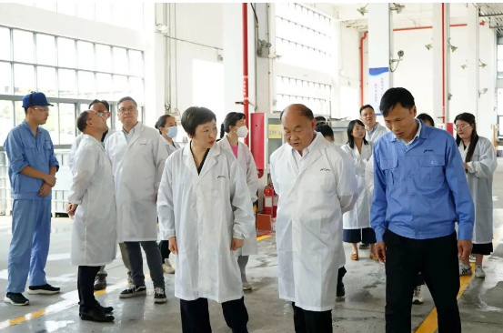 最后，與會(huì)代表參觀了黃山新力油墨有限公司的生產(chǎn)車(chē)間，親身了解了企業(yè)的生產(chǎn)情況和技術(shù)實(shí)力。