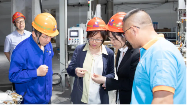 刁青麗在座談會上介紹了中天淮安公司鎮(zhèn)江工廠的生產(chǎn)經(jīng)營情況，并詳細(xì)匯報了中天淮安項(xiàng)目未來的銷售布局和人才戰(zhàn)略規(guī)劃。她表示，中天淮安項(xiàng)目將繼續(xù)堅(jiān)持"人才強(qiáng)基，科技強(qiáng)企"的發(fā)展戰(zhàn)略，積極與各大產(chǎn)學(xué)研平臺對接，為項(xiàng)目的后續(xù)發(fā)展提供動力。