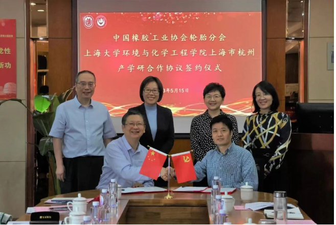 上海大學(xué)&中橡協(xié)輪胎分會(huì)，戰(zhàn)略合作 座談會(huì)上，焦正處長(zhǎng)表示，上海大學(xué)與中國(guó)橡膠工業(yè)協(xié)會(huì)輪胎分會(huì)之間的產(chǎn)學(xué)研深度合作，必將為橡膠行業(yè)帶來(lái)更廣闊的發(fā)展機(jī)遇和更高質(zhì)量的發(fā)展前景。隨后，與會(huì)雙方共同觀(guān)看了上海大學(xué)的介紹短片。上海大學(xué)環(huán)化學(xué)院副院長(zhǎng)李莉從學(xué)院的師資隊(duì)伍、研究方向、科研成果等方面介紹了學(xué)院的科研實(shí)力，并對(duì)學(xué)院與中國(guó)橡膠工業(yè)協(xié)會(huì)輪胎分會(huì)共同合作推動(dòng)輪胎行業(yè)的創(chuàng)新發(fā)展表示期待。中策橡膠股份有限公司高級(jí)副總裁張利民介紹了中國(guó)輪胎行業(yè)的現(xiàn)狀和未來(lái)發(fā)展方向，并表示希望高校的學(xué)術(shù)研究?jī)?yōu)勢(shì)和企業(yè)的實(shí)踐經(jīng)驗(yàn)?zāi)軌驗(yàn)檩喬バ袠I(yè)的升級(jí)發(fā)展做出更多貢獻(xiàn)。