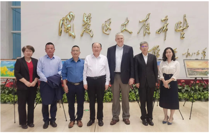 會議中還出席了經(jīng)開區(qū)馬建軍副主任、經(jīng)開區(qū)南港投促辦、北部片區(qū)管理局、泰達(dá)產(chǎn)發(fā)集團(tuán)等相關(guān)領(lǐng)導(dǎo)?？ú┨刂袊澳蟻喌貐^(qū)制造總監(jiān)畢德清先生、天津工廠及天津高性能電池材料工廠總經(jīng)理喻照華先生等卡博特相關(guān)負(fù)責(zé)人也參加了會議。